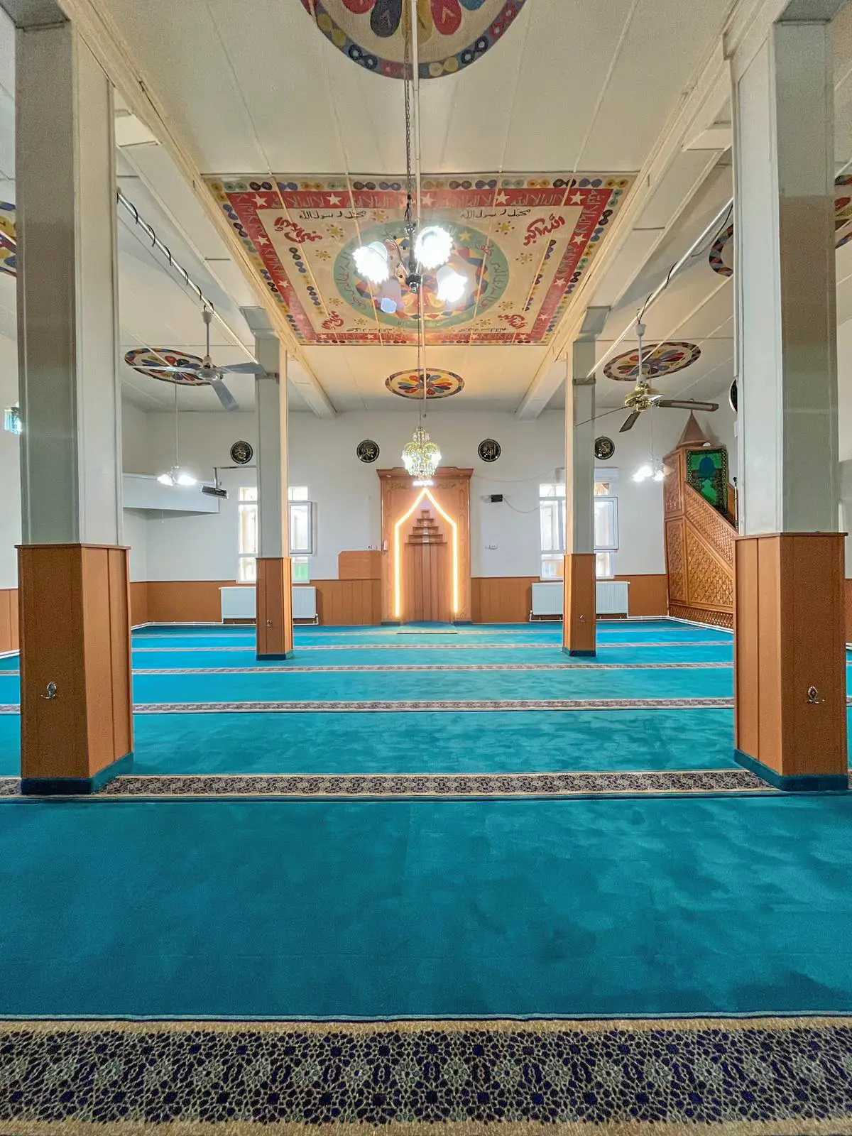 Akrilik Cami Halısı Hangi Şartlarda Daha Mantıklıdır? | Akyün Halı